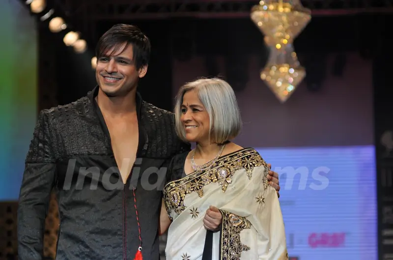 Vivek Oberoi and mother Yashodhara Oberoi on ramp at the Beti show by Vikram Phadnis at IIJW 2012