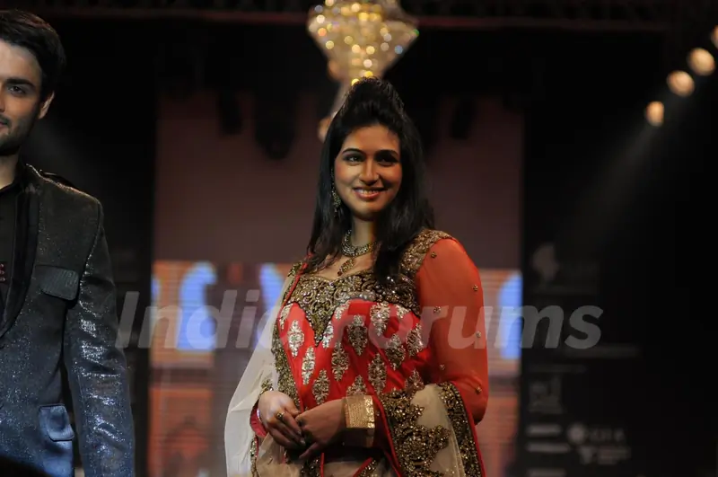 Vahbiz Dorabjee on ramp at the Beti show by Vikram Phadnis at IIJW 2012