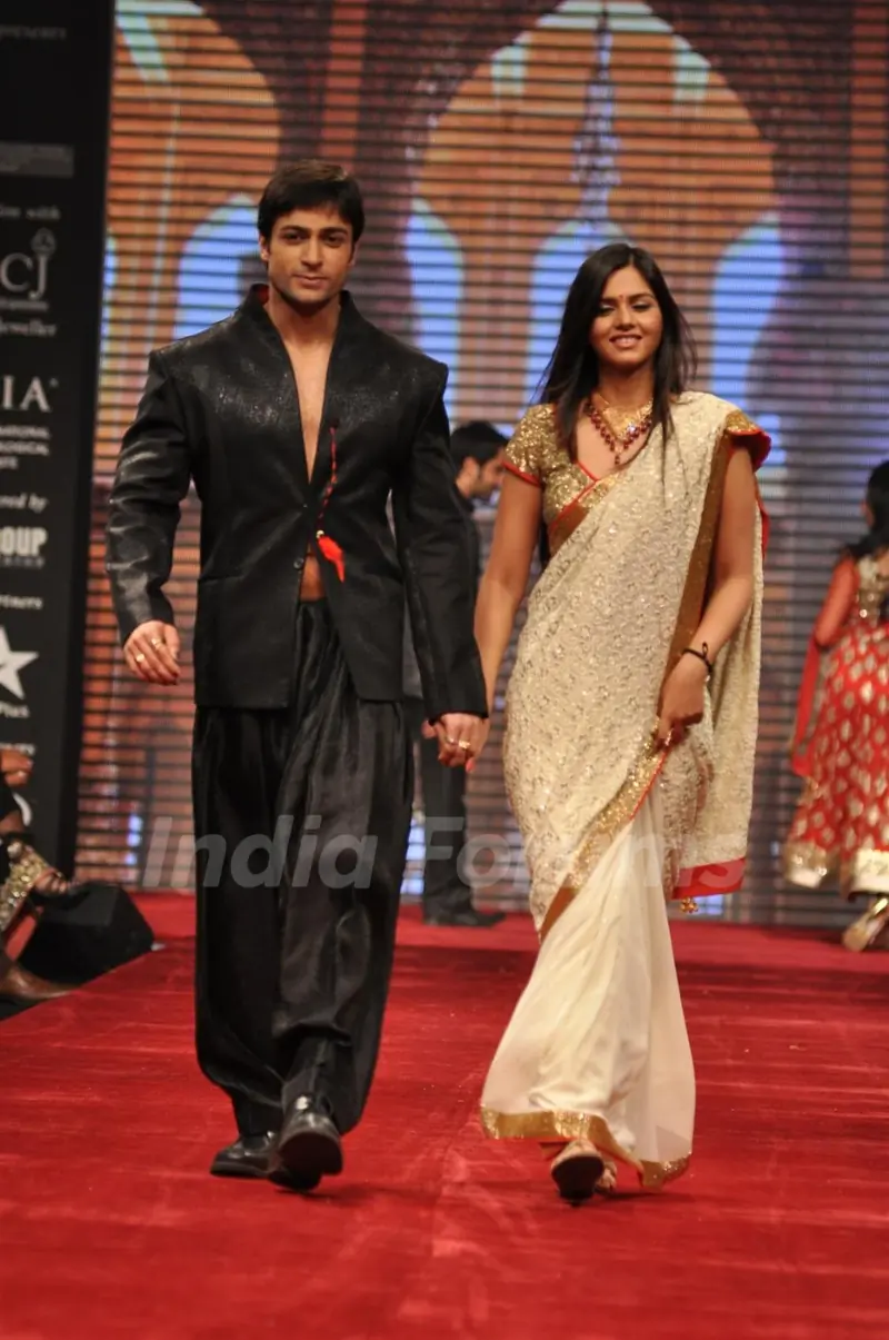 Daljeet Bhanot on ramp at the Beti show by Vikram Phadnis at IIJW 2012