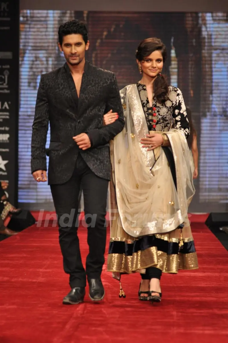Ravi Dubey and Rubina Dilaik on ramp at the Beti show by Vikram Phadnis at IIJW 2012