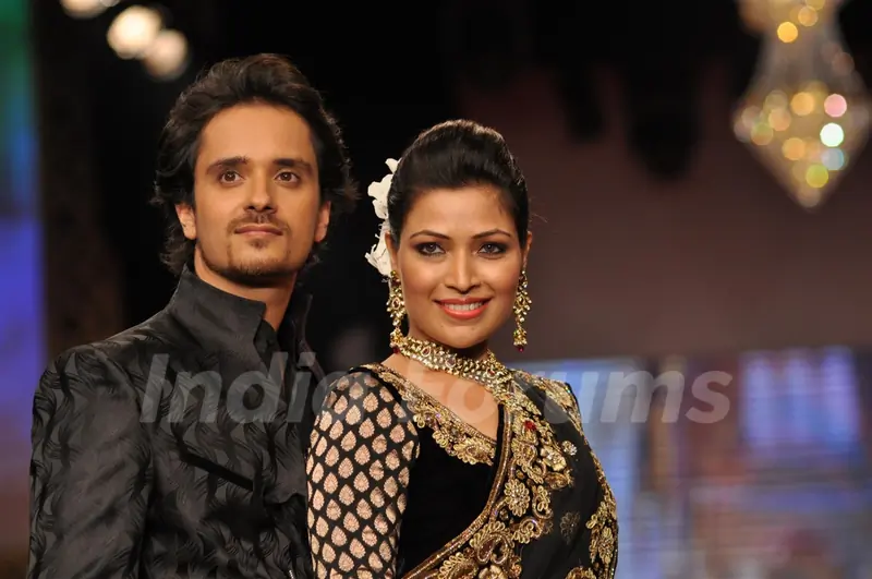 Raghav Sachar on ramp at the Beti show by Vikram Phadnis at IIJW 2012