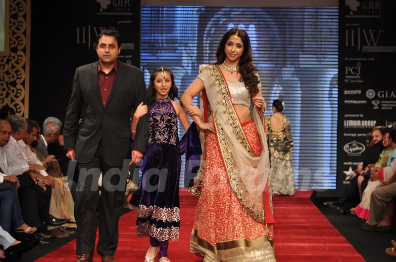 Sunil and Krishika Lulla on ramp at the Beti show by Vikram Phadnis at IIJW 2012