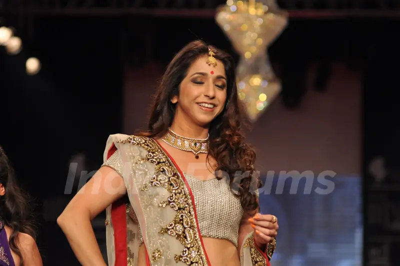 Krishika Lulla on ramp at the Beti show by Vikram Phadnis at IIJW 2012