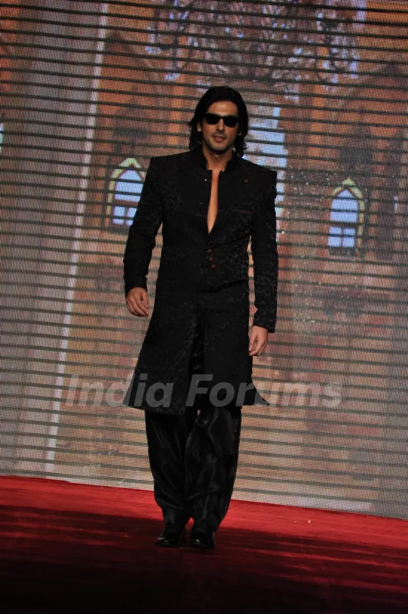 Zayed Khan on ramp at the Beti show by Vikram Phadnis at IIJW 2012