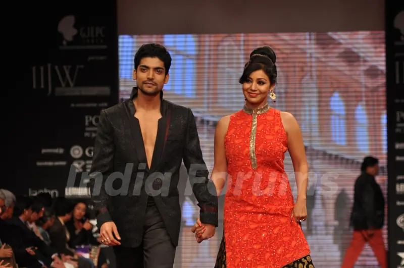 Gurmeet Choudhary and Debina Bonnerjee on ramp at the Beti show by Vikram Phadnis at IIJW 2012