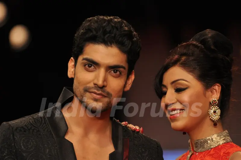 Gurmeet Choudhary and Debina Bonnerjee on ramp at the Beti show by Vikram Phadnis at IIJW 2012