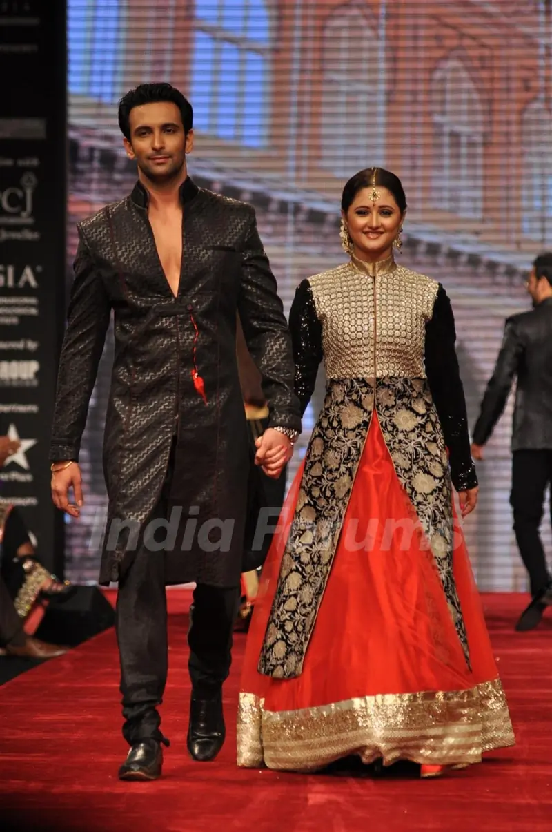 Rashmi Desai Sandhu & Nandish Sandhu on ramp at the Beti show by Vikram Phadnis at IIJW 2012