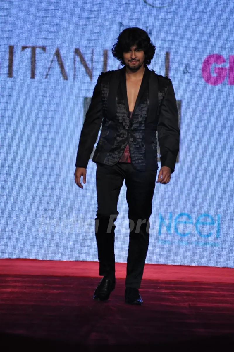 Sonu Nigam on ramp at the Beti show by Vikram Phadnis at IIJW 2012