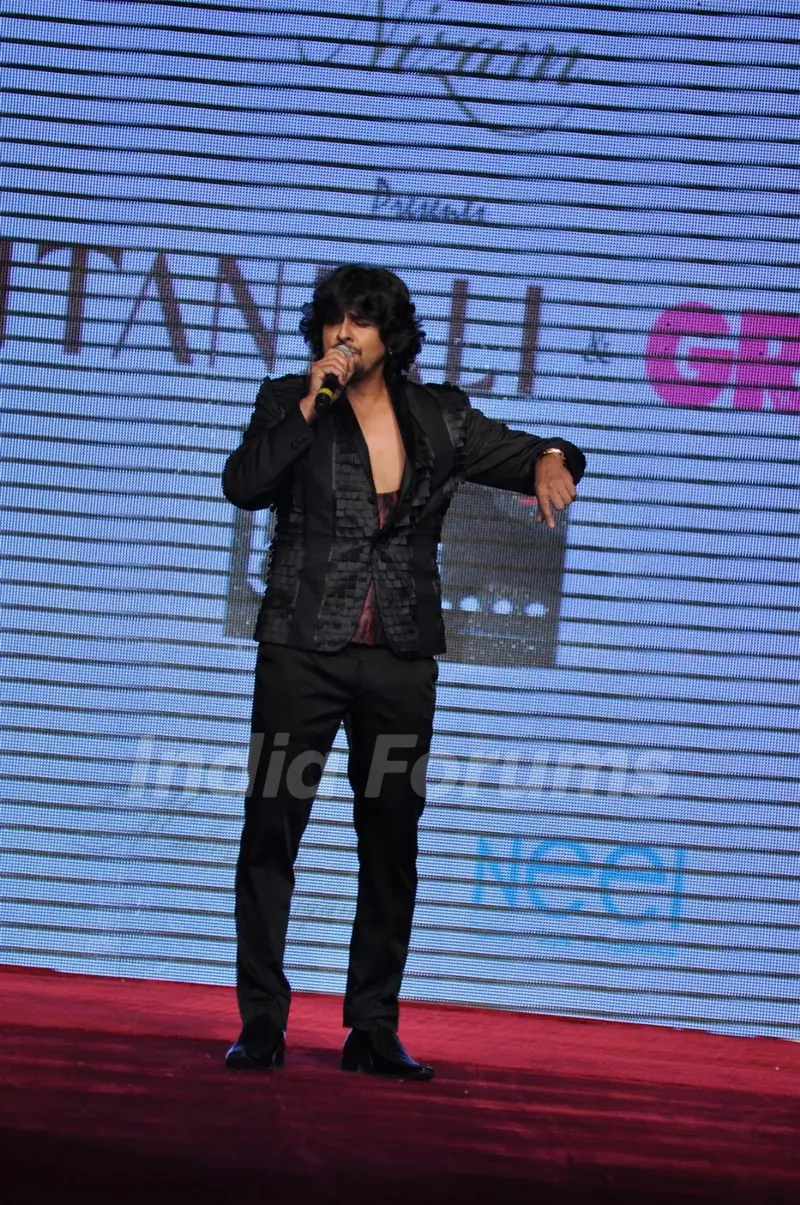 Sonu Nigam on ramp at the Beti show by Vikram Phadnis at IIJW 2012