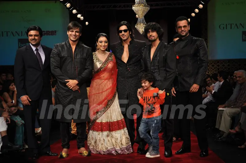 Samir Soni, Vivek Oberoi, Zayed Khan on ramp at the Beti show by Vikram Phadnis at IIJW 2012
