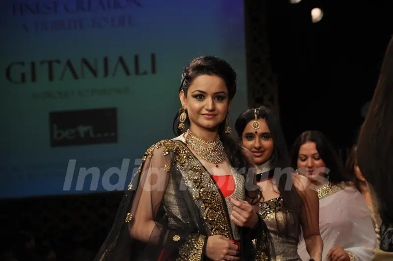 Muskaan Mihani on ramp at the Beti show by Vikram Phadnis at IIJW 2012