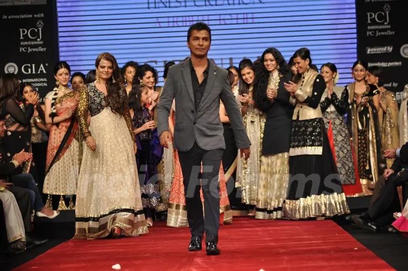 Vikram Phadnis with Bollywood and Television Celebs on ramp at the Beti show at IIJW 2012