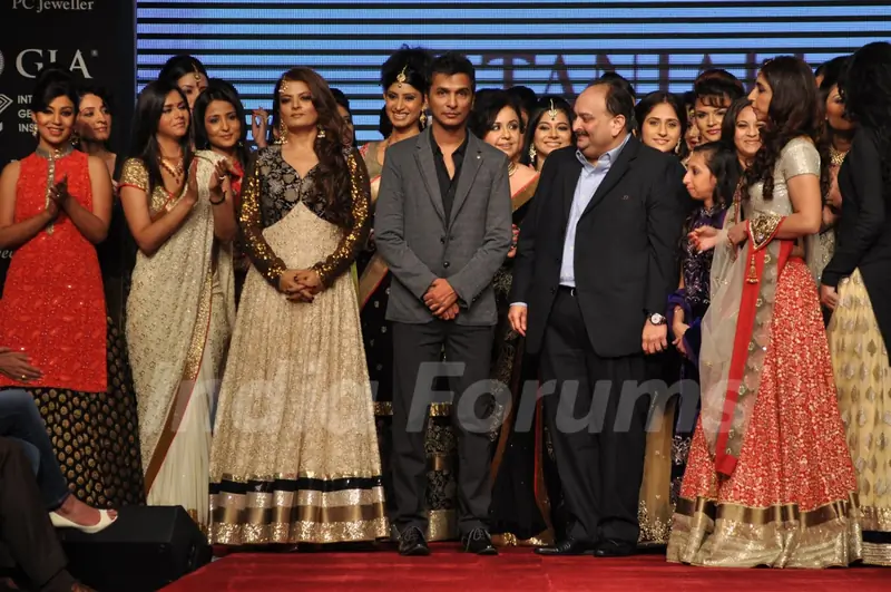 Vikram Phadnis with Bollywood and Television Celebs on ramp at the Beti show at IIJW 2012