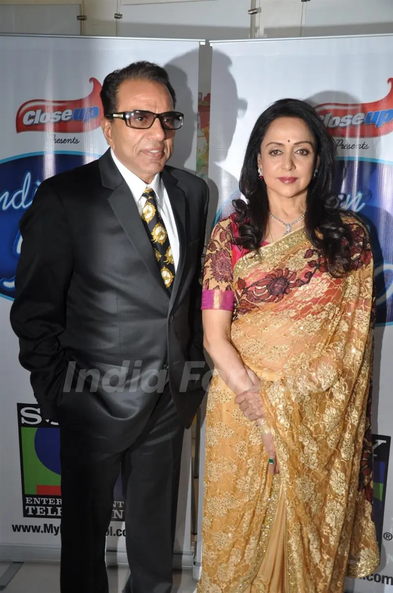 Dharmendra and Hema Malini on the sets of Indian Idol