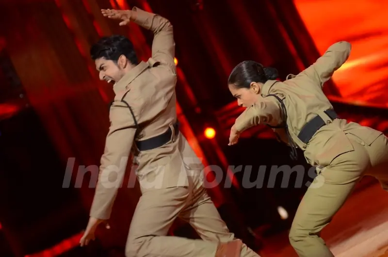 Gurmeet Choudhary and Shampa performing Desh Bakti Act on Jhalak Dikhla Jaa