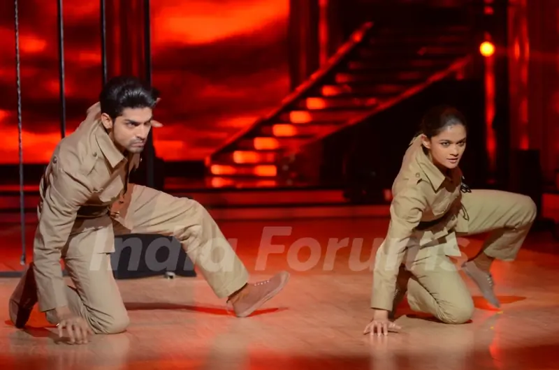 Gurmeet Choudhary and Shampa performing Desh Bakti Act on Jhalak Dikhla Jaa