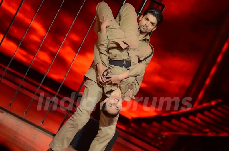 Gurmeet Choudhary and Shampa performing Desh Bakti Act on Jhalak Dikhla Jaa