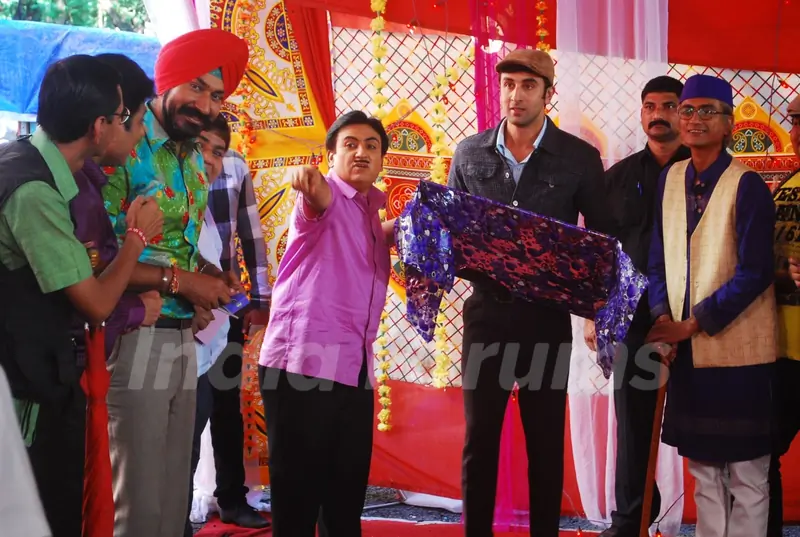 Dilip Joshi & others with Ranbir Kapoor on location of Taarak Mehta Ka Ooltah Chashmah
