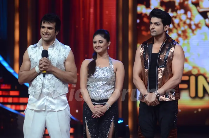 Rashmi Desai Sandhu, Rithvik Dhanjani & Gurmeet Chowdhary on the sets of Jhalak Dikhla Jaa
