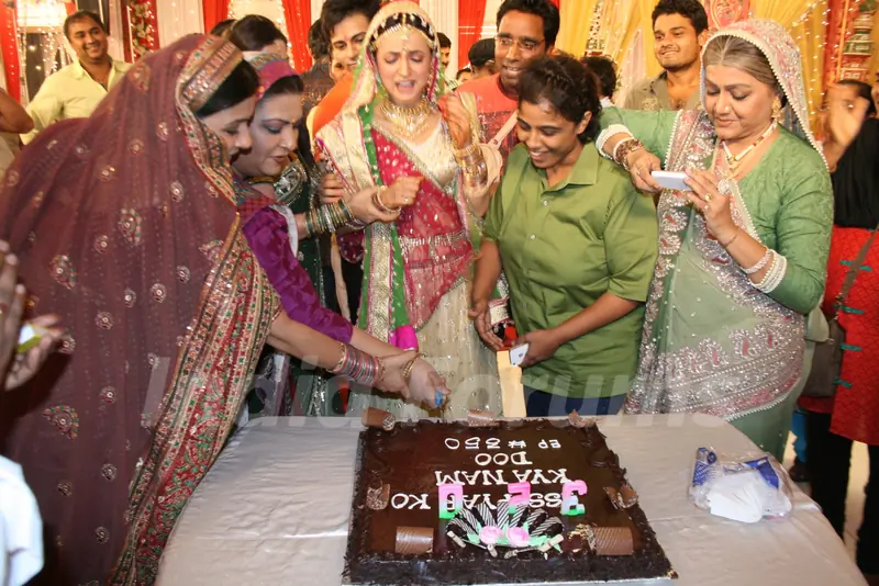 Iss Pyaar Ko Kya Naam Doon cast celebrating birthday