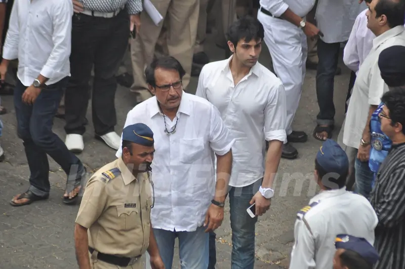 Kiran Kumar attend pays last respect during the funeral of legendary filmmaker Yash Chopra