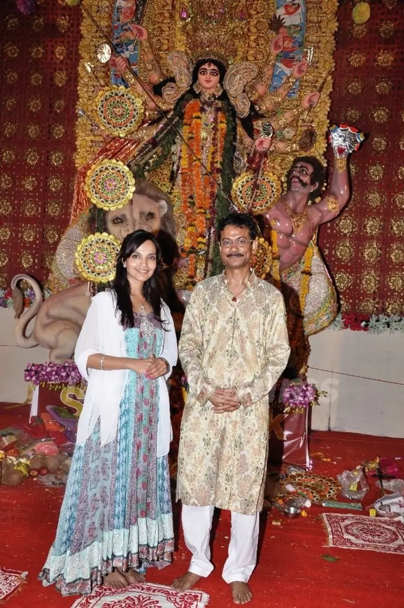 Aamina Sheikh and host Krishnendu Sen on Navami at DN Sarbojanik Durga Puja in Mumbai.
