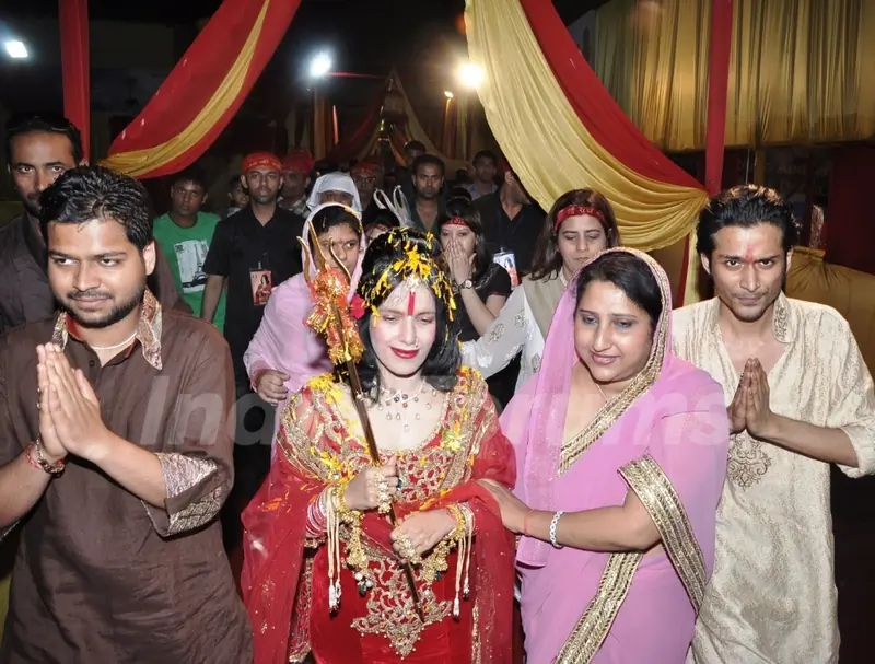 Radhe Guru Ma with hosts Romeer Sen (L) and Roman Sen (R) on Navami at the DN Nagar Sarbojanik Durga Puja in Mumbai.