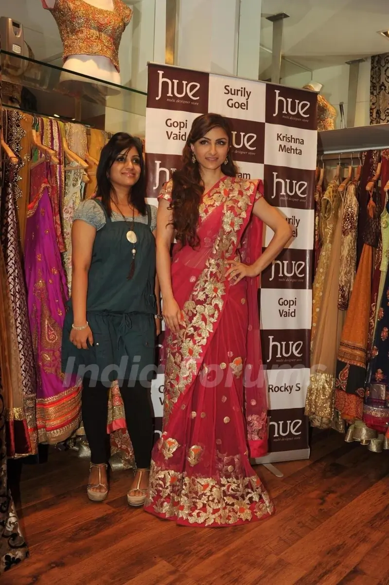 Soha Ali Khan with Mahima Bansal (proprietor of HUE) at the launch of HUE fashion’s new collection at Inox in Nariman Point, Mumbai