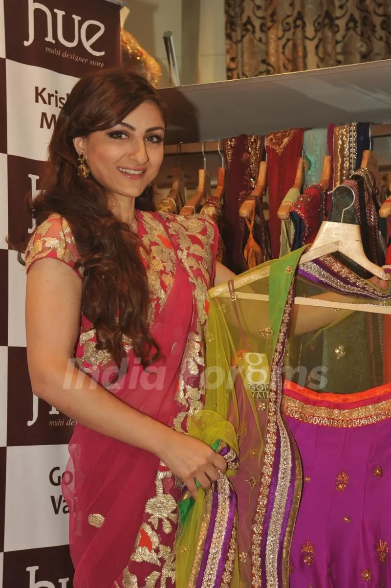 Soha Ali Khan with Mahima Bansal (proprietor of HUE) at the launch of HUE fashion’s new collection at Inox in Nariman Point, Mumbai