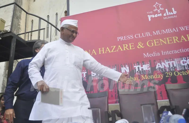 Anti-graft crusader Anna Hazare & retired Army Chief General V K Singh address a press conference at Press Club