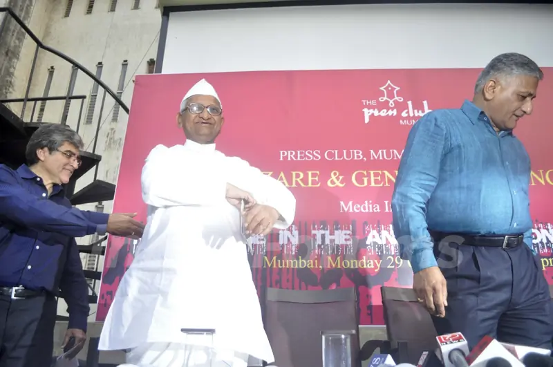 Anti-graft crusader Anna Hazare & retired Army Chief General V K Singh address a press conference at Press Club