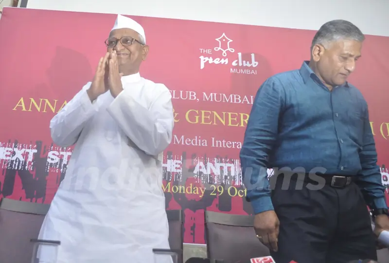 Anti-graft crusader Anna Hazare & retired Army Chief General V K Singh address a press conference at Press Club