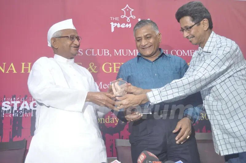 Anti-graft crusader Anna Hazare & retired Army Chief General V K Singh address a press conference at Press Club