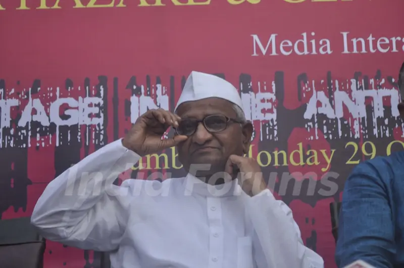 Anti-graft crusader Anna Hazare & retired Army Chief General V K Singh address a press conference at Press Club