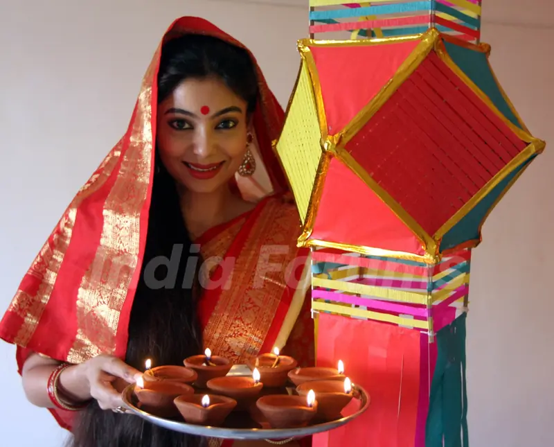Anangsha Biswas special photo shoot of Diwali celebrations with fire crackers in Mumbai