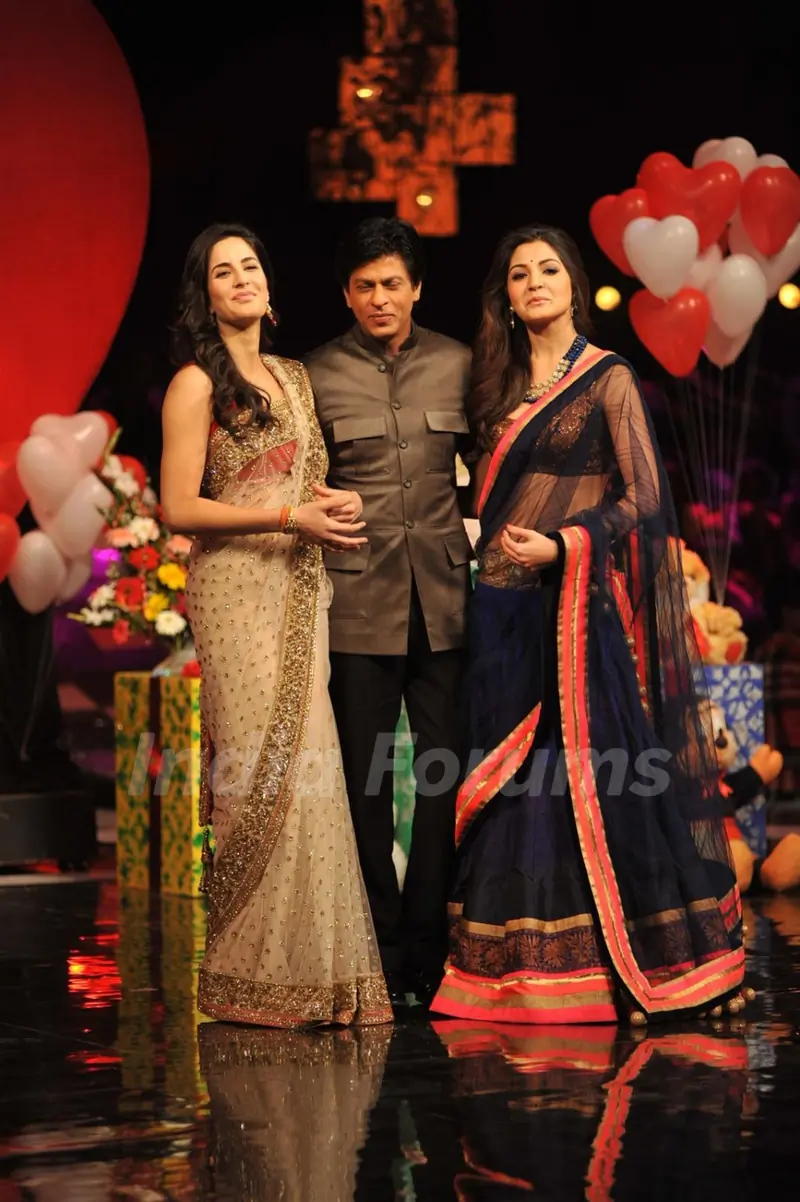 Shahrukh, Katrina & Anushka pose on the sets of India's Got Talent to promote Jab Tak Hai Jaan