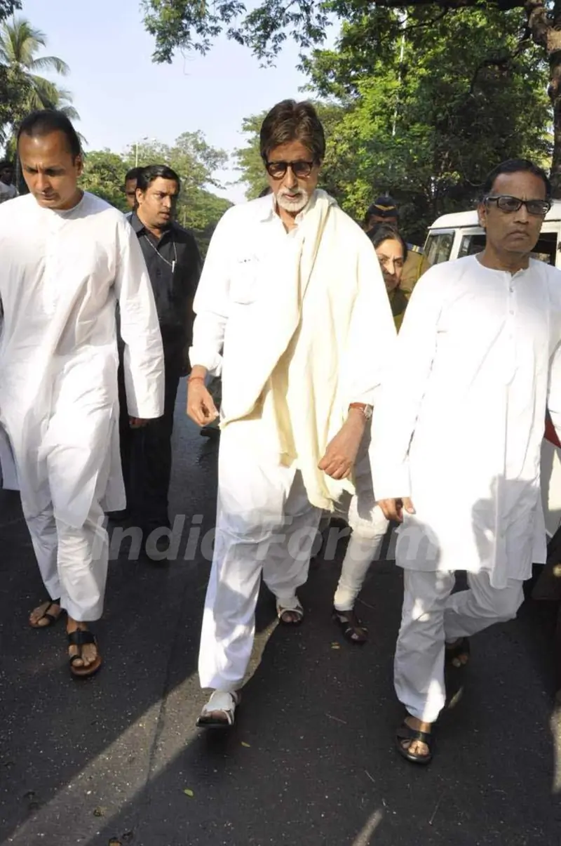 Anil Ambani, Amitabh Bachchan joins others in paying last respects to Bal Thackeray in Mumbai