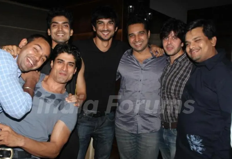 Sushant Singh Rajput, Gurmeet Choudhary with their friends