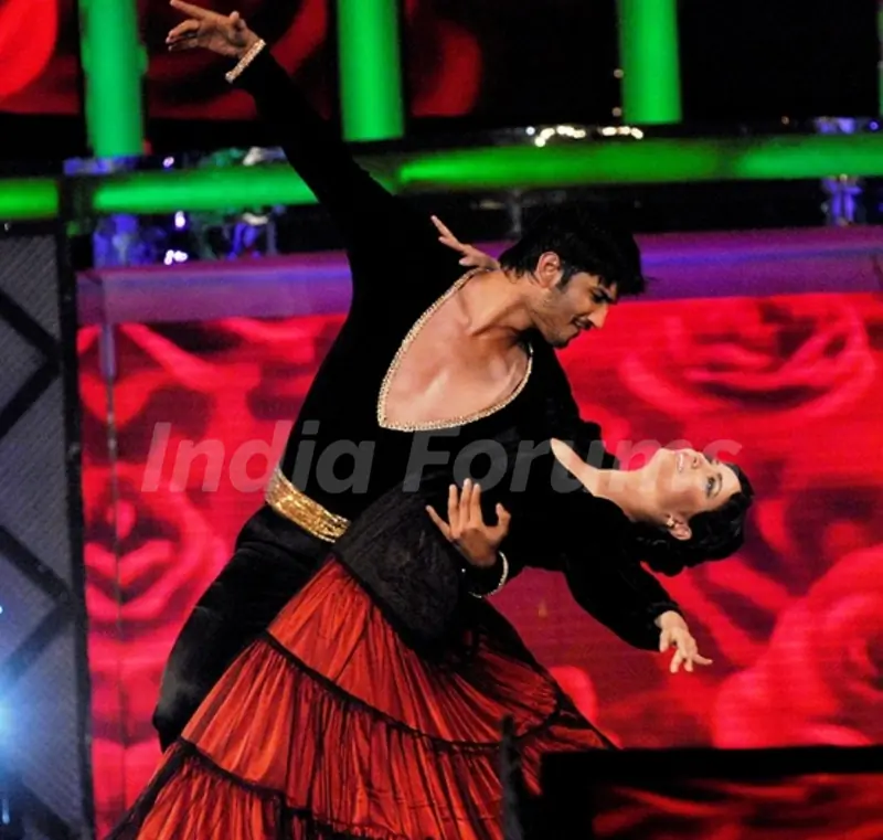 Sushant Rajput, Ankita Lokhande performing at Zee Rishtey Awards