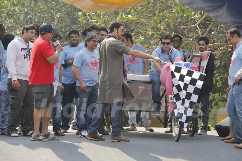 Imran Khan flags off the India’s first RedBull Soapbox Race 2012 in Mumbai
