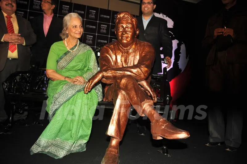 Waheeda Rehman unveils Dev Anand's statue at UTVSTARS' Walk of the Stars