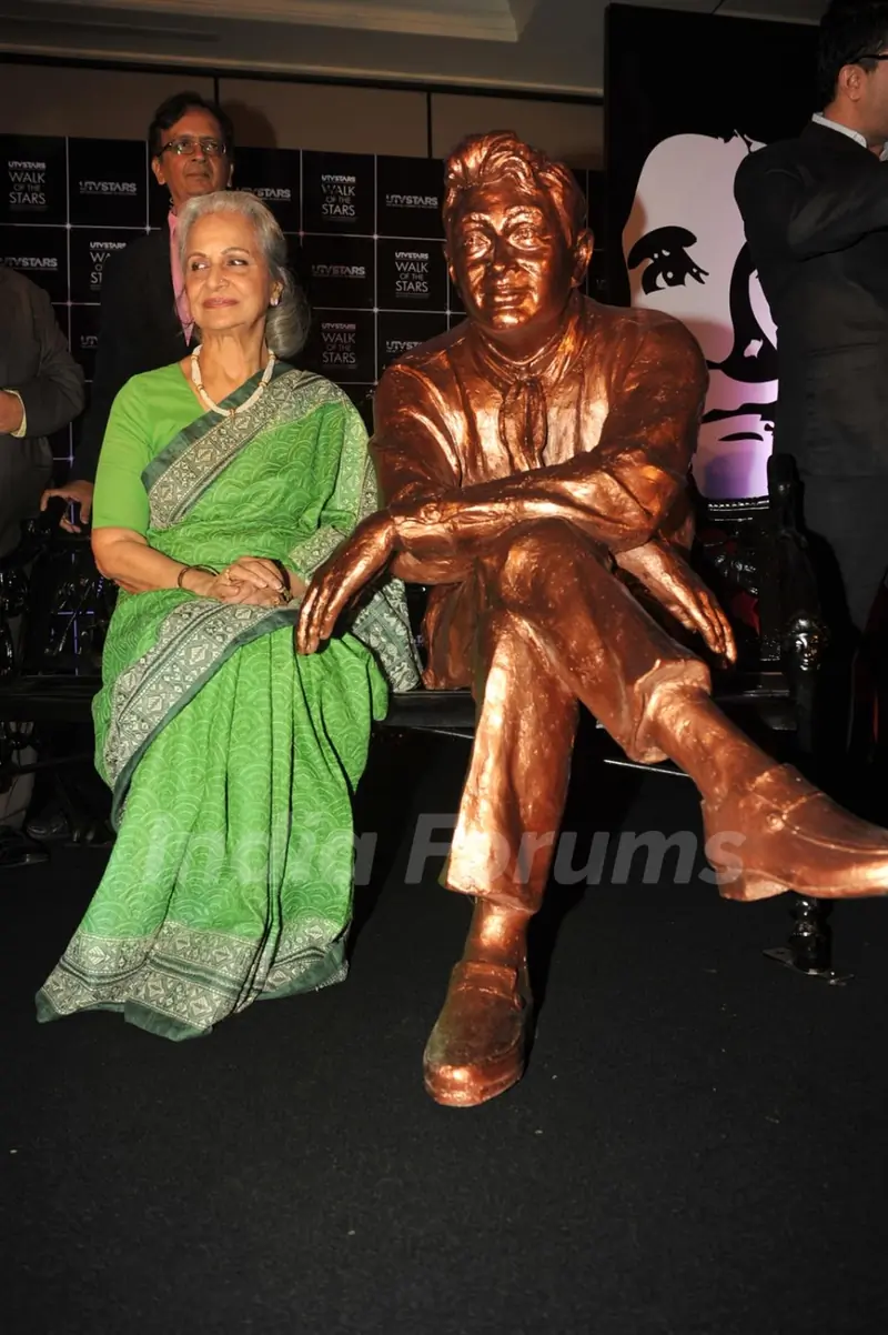 Waheeda Rehman unveils Dev Anand's statue at UTVSTARS' Walk of the Stars