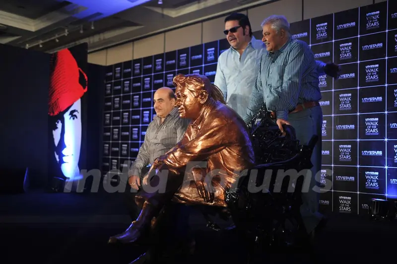 Waheeda Rehman unveils Dev Anand's statue at UTVSTARS' Walk of the Stars