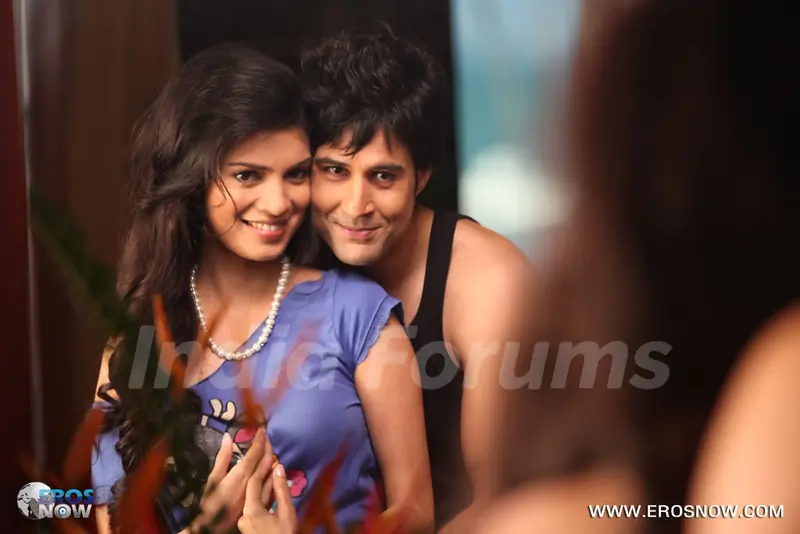 A still of Tena Desae with Rajeev Khandelwal from the movie Table No. 21