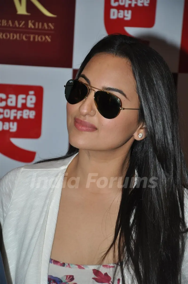 Sonakshi Sinha at CCD ties-up with Dabangg2 to organise a meet-n-greet session
