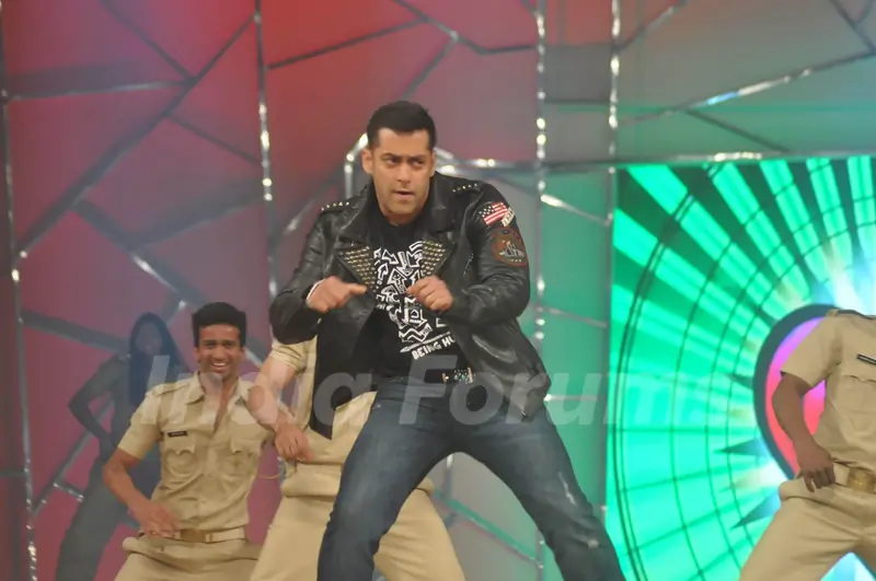Salman Khan at Mumbai Police Show UMANG 2013 in Mumbai