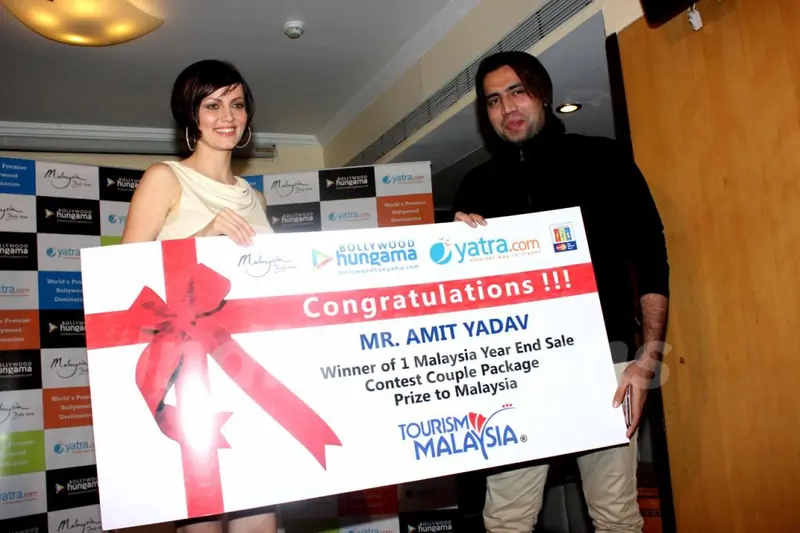 Yana Gupta meets Bollywood Hungama-Yatra.com contest at Rock Bottom in Juhu, Mumbai.