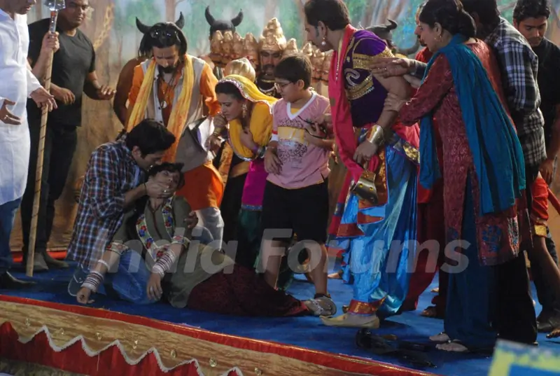Rati Pandey, Sumit Vats in Hitler didi set