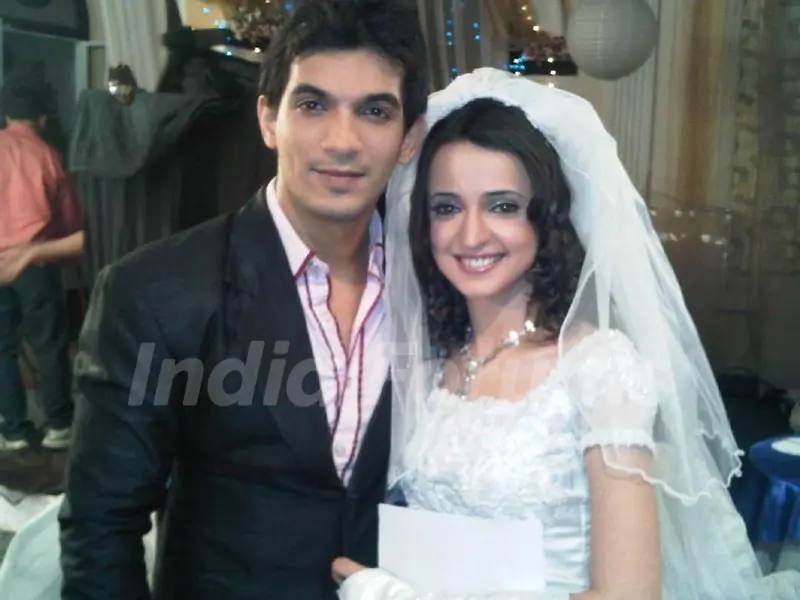 Arjun with co-actor Sanaya