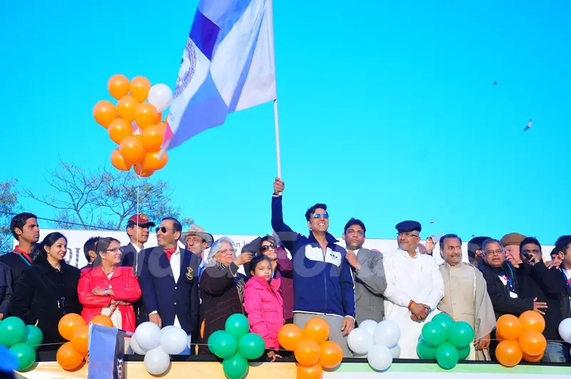Akshay Kumar flags off Ambuja Jaipur Marathon